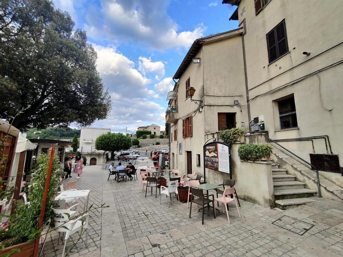 La Casa In Piazza Apartment Toffia Exterior photo