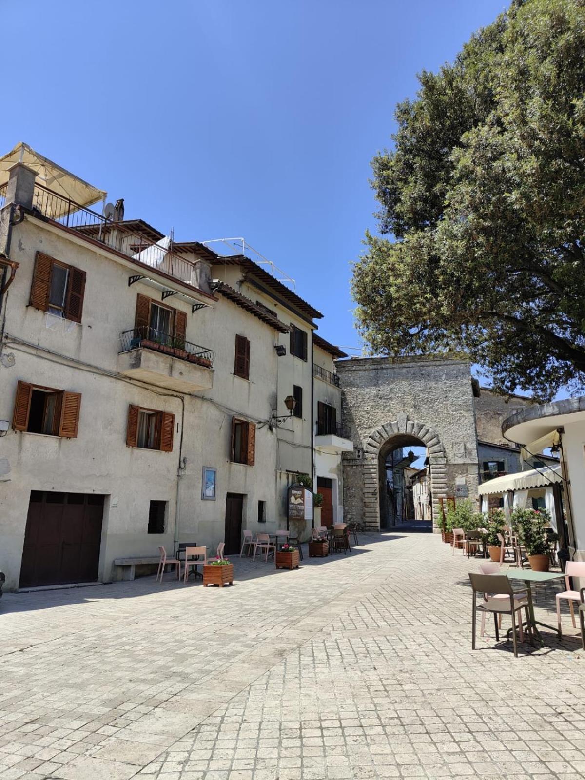 La Casa In Piazza Apartment Toffia Exterior photo